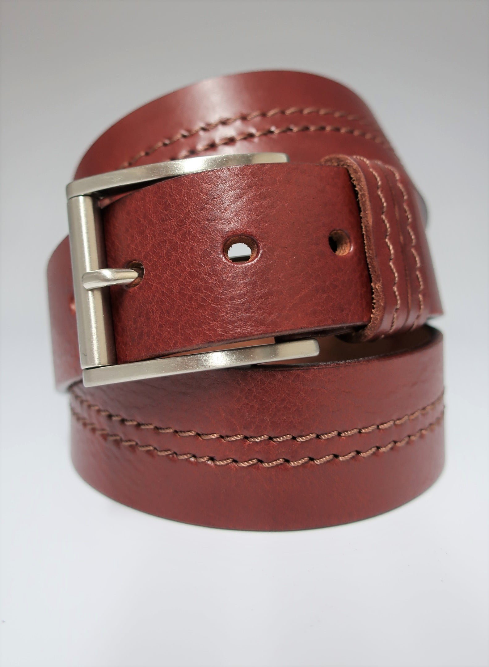 Cinturón sport con pespunte central de piel marrón