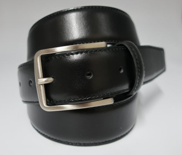 Cinturón sport con pespunte de piel con hebilla plateada mate negro