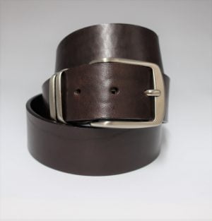 Cinturón sport liso de piel con pasador metálico marrón oscuro