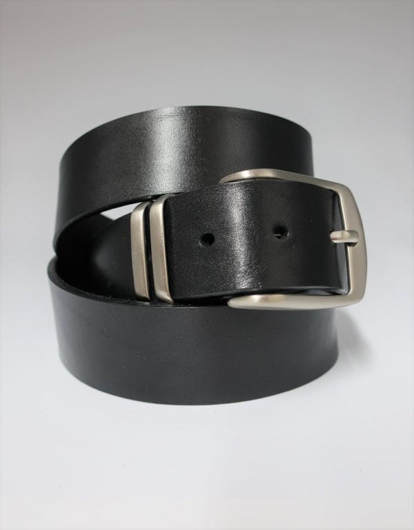 Cinturón sport liso de piel con pasador metálico negro