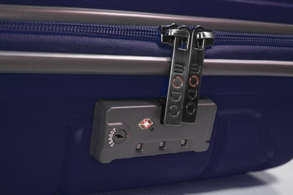 Maleta ligera de polipropileno de cabina tipo trolley con cuatro ruedas y cierre TSA Modo de Roncato