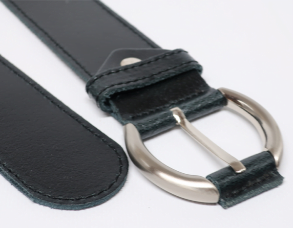 Cinturón de mujer de piel con pespuntes y hebilla redonda negro
