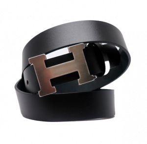Cinturón de piel liso con hebilla metálica en forma de H negro