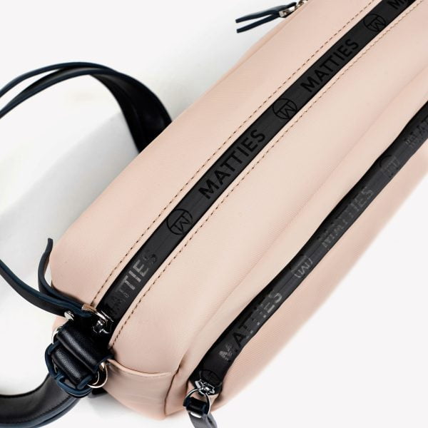 Práctico bolso de hombro y bandolera trenzado de la colección Benissalem de Matties Bags. Con diseño cómodo y actual, ideal para el día a día y al mejor precio.