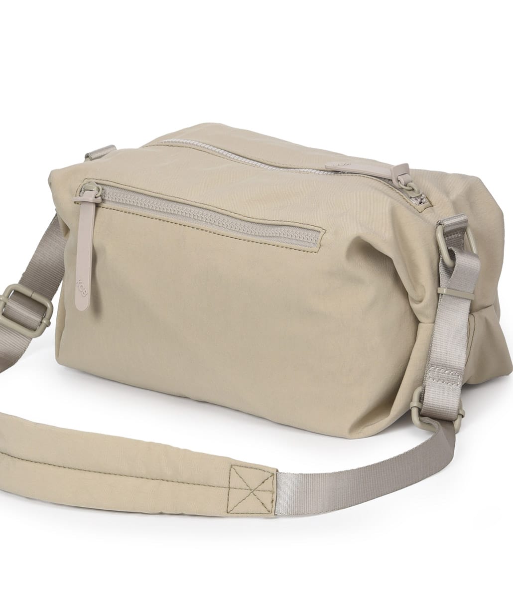 3703 Bolso bandolera pequeño nylon comfy KCB Temprado taupe detrás